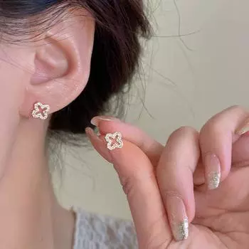 Женские серьги GemChic с четырьмя лепестками и цирконием, полые серьги, простые модные универсальные серьги, подарок на день рождения, Рождество