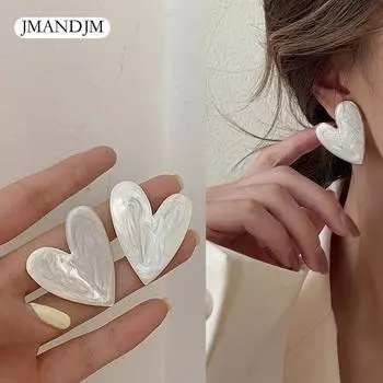 Женские серьги-гвоздики белого цвета с большим сердцем