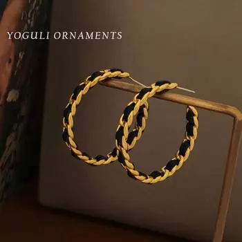 Женские серьги-гвоздики в виде цепочки C word в форме круга