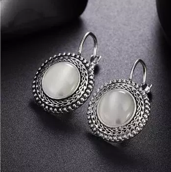 Женские серьги - капли с камнем белый