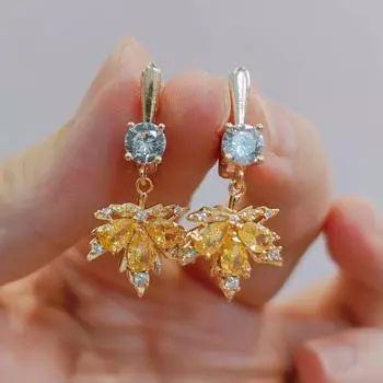 Женские серьги-капли с желтым кленовым листом и кристаллами циркона, новинка 2023 года, модные золотые серьги для свадьбы, помолвки, вечерние ювелирные аксессуары жёлтый