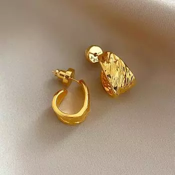 Женские серьги-кольца с необычной индивидуальностью C золотой