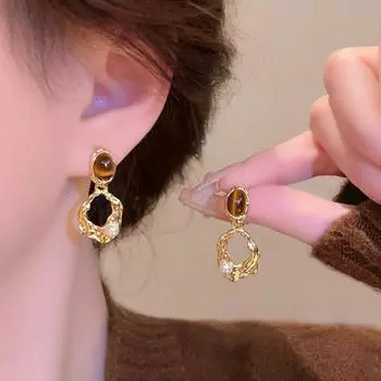 Женские серьги Murad Wind Tiger Eye Stone Серьги Женский нишевый дизайн Senior Sense Неровной овальной полой сотни с серьгами 1 Pair