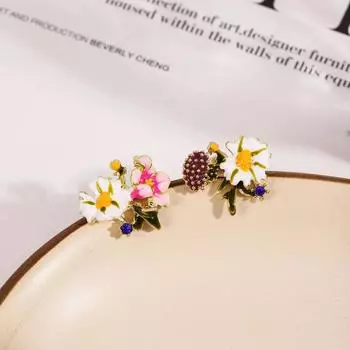 Женские серьги с асимметричным цветком и разноцветными ромашками