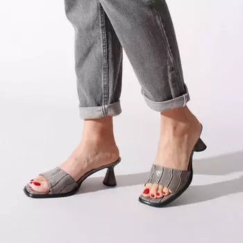 Женские серые мятые тапочки из лакированной кожи