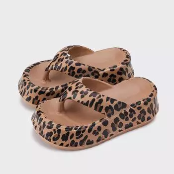 Женские шлепанцы для уличной одежды летом. Новый стиль с застежкой на носок на толстой подошве. Модные уличные сандалии в сказочном стиле с леопардовым принтом. 36 хаки