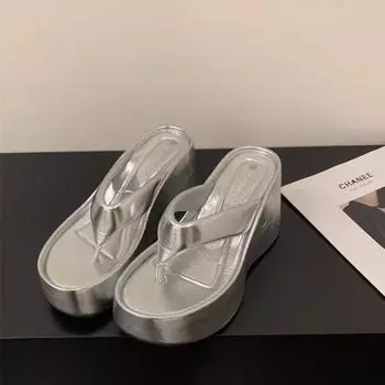 Женские шлепанцы на танкетке с застежкой-клипсой, летние модные пляжные сандалии на толстой платформе, женские тапочки на высоком каблуке с толстой подошвой, шлепанцы 35 чёрный