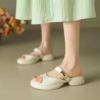 Женские шлепанцы, сандалии на массивном среднем каблуке с круглым носком, на платформе, тапочки с металлическими украшениями, женская модная обувь, летние бежевые 43 33 бежевый