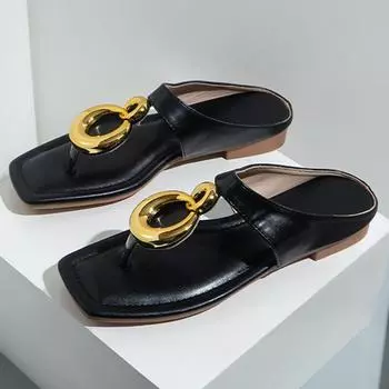 Женские шлепанцы, сандалии на плоской подошве с квадратным носком, тапочки с металлическими украшениями, женская модная повседневная обувь, летние черные 42 37 чёрный