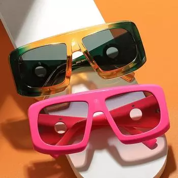 Женские солнцезащитные очки в большой оправе с квадратным декоративным кольцом и защитой от ультрафиолета