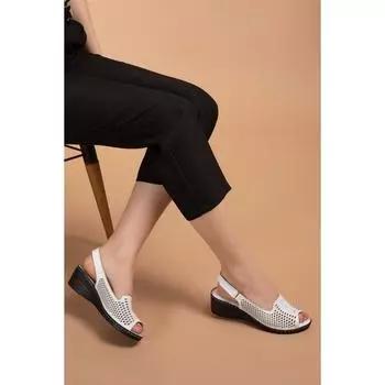 Женские стильные босоножки на танкетке из натуральной кожи