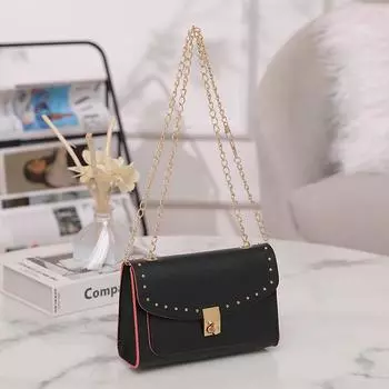 Женские сумки. Универсальная простая сумка для путешествий. Портативный дизайн. Маленькая квадратная сумка. Сумка через плечо с цепочкой и заклепками. one size розовый