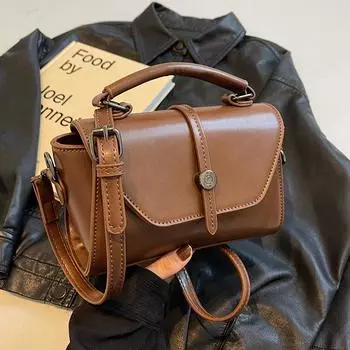 Женские сумки универсальны, в этом году популярны осенние и зимние ретро-сумки через плечо, а также портативные небольшие квадратные сумки. чёрный