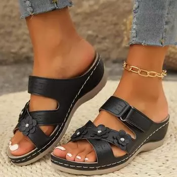 Женские тапочки 2024 года, новые летние модные сандалии с открытым носком, легкие тапочки, дышащая обувь на танкетке для женщин, шлепанцы на платформе для женщин 36 чёрный