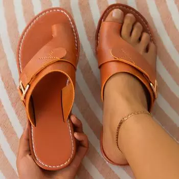 Женские тапочки для улицы, повседневная пляжная обувь, женские летние новые сандалии на плоской подошве, шлепанцы для ходьбы, римские тапочки с зажимом на носке, женские 36