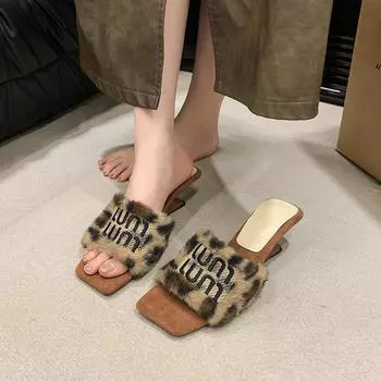 Женские тапочки с леопардовым принтом и покатым каблуком в стиле знаменитостей, новые пушистые тапочки большого размера 2024 года ~ теплые осенне-зимние тапочки на высоком каблуке 35 чёрный