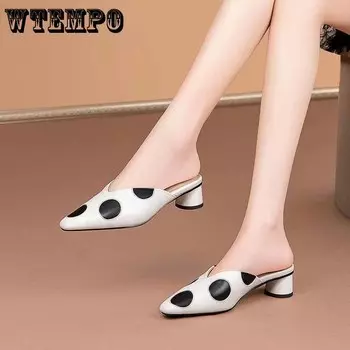 Женские тапочки. Верхняя одежда. Модная женская обувь в горошек на среднем каблуке. Мягкие кожаные босоножки и тапочки на толстом каблуке.