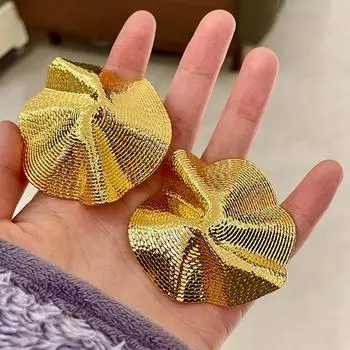 Женские трехмерные серьги-гвоздики с нерегулярными складками золотой