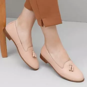 Женские туфли на плоской подошве с круглым носком и кисточками из натуральной кожи