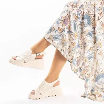 Женские босоножки на танкетке из натуральной кожи