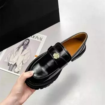 Женские туфли с цветочными пуговицами, британский стиль, лоферы на толстой подошве, повседневные лоферы для колледжа, модные кожаные туфли для девочек 35 чёрный