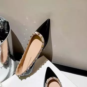Женские туфли с острым носком и плоской подошвой во французском стиле Rendy Fashion Rivets Shallow Black из лакированной искусственной кожи Single Shoes for Women 40 чёрный