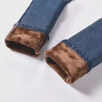 Женские узкие джинсы с высокой талией и бархатной подкладкой — облегающие, теплые и модные на осень/зиму 2023 года 29