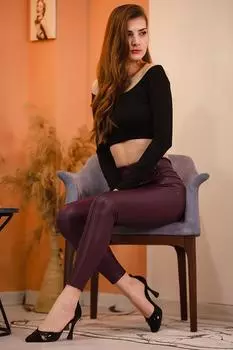 Женские узкие кожаные леггинсы с пуговицами и деталями