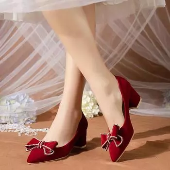 Женские весенние и осенние туфли 2024 года с красным бантом из стразов и большим острым носком на высоком каблуке 34