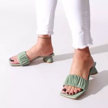 Женские зеленые кожаные тапочки