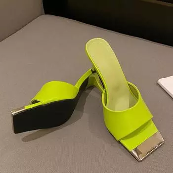 Женские зеленые кожаные тапочки на низком тонком высоком каблуке, модные летние сандалии с металлическим украшением и квадратным носком, шлепанцы, туфли-лодочки 35 зелёный