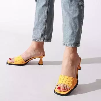 Женские желтые мятые тапочки из лакированной кожи