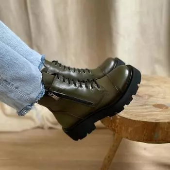 Женские зимние сапоги из натуральной кожи на низком каблуке