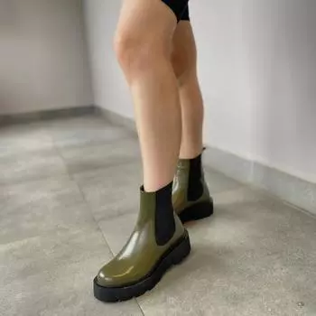 Женские зимние сапоги из натуральной кожи на низком каблуке