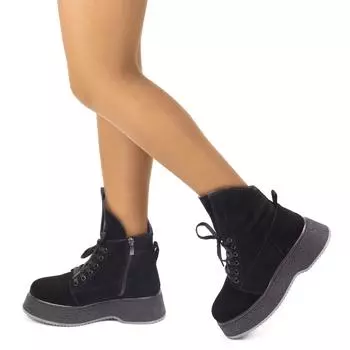 Женские зимние сапоги на высокой подошве особого дизайна из натуральной замши с шерстяной подкладкой