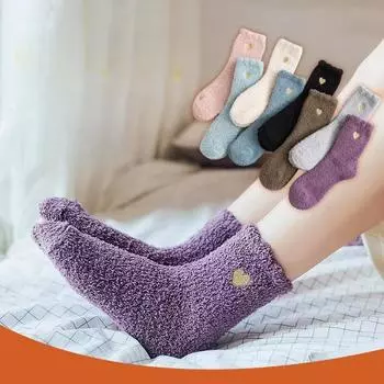 Женские зимние теплые носки средней длины из кораллового бархата с вышивкой для сна one size чёрный