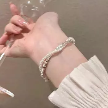 Женский браслет из жемчуга с неровными серебряными бусинами и кисточками для создания классного образа