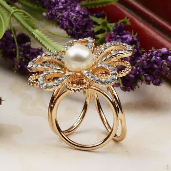 Женский искусственный цветок со стразами