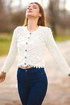 Женский кардиган с короткими отверстиями и длинными рукавами