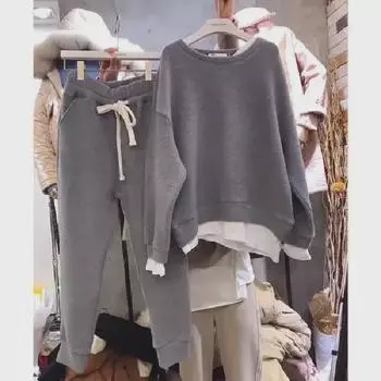 Женский комплект из двух предметов осень/зима 2024 г.: Свободный свитшот с имитацией двухкомпонентных швов и повседневные брюки. 3XL серый