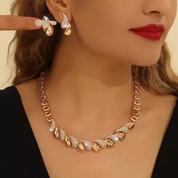 Женский комплект из колье и серег с ажурным узором золотой