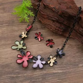 Женский комплект из разноцветных цветочных сережек и ожерелья разноцветный