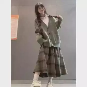 Женский комплект из трикотажного кардигана в студенческом стиле и клетчатой шерстяной юбки 2024 года на осень/зиму L