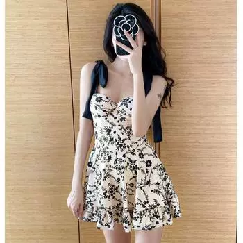 Женский купальник с сексуальной маленькой грудью и цветочным низом живота выглядит худым. S