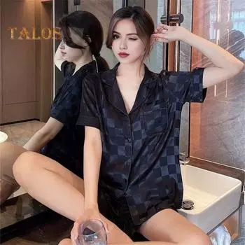 Женский летний пижамный комплект из 2 шт./компл. в клетку с принтом ледяного шелка и лацканами с короткими рукавами, однобортный топ с эластичной резинкой на талии, свободные брюки, комплект домашней одежды, рубашка и брюки M чёрный