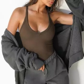 Женский летний топ с глубоким вырезом и V-образным вырезом без рукавов, эластичный трикотаж, мягкий впитывающий пот, однотонный, облегающий, спортивный топ на бретелях для упражнений M кофейный