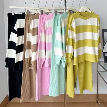 Женский модный осенний комплект из двух предметов: контрастный полосатый топ с круглым вырезом и длинными рукавами, повседневные брюки с высокой талией и широкими штанинами One Size чёрный