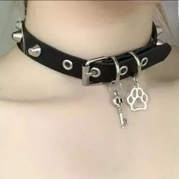 Женский ошейник из искусственной кожи с заклепками, декором в виде черепа и кулоном в виде лапы