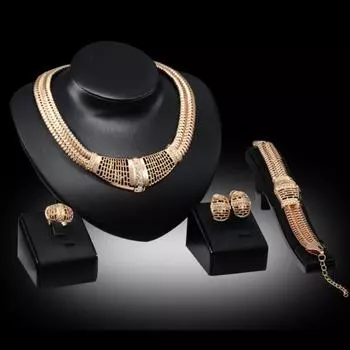 Женский ювелирный набор из сплава золотого цвета с горным хрусталем : толстое колье с объемными серьгами кольцом и браслетом