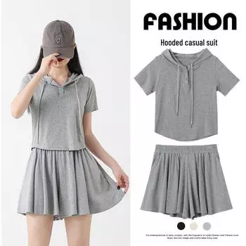 Женский повседневный костюм с юбкой и капюшоном: Стильный весенне-летний комплект из топа и шорт. XL (120-140 Jin)